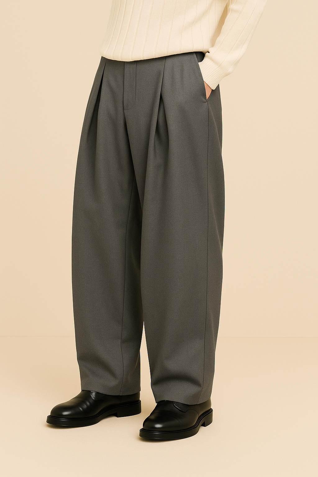 Zakelijke heren pantalon met wijde pijpen, hoge taille en dubbele plooien. Veelzijdig voor kantoor en smart-casual gelegenheden.