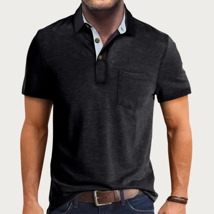 Man draagt comfortabele heren polo met borstzak en korte mouw. Veelzijdig poloshirt voor elke zomerse gelegenheid.