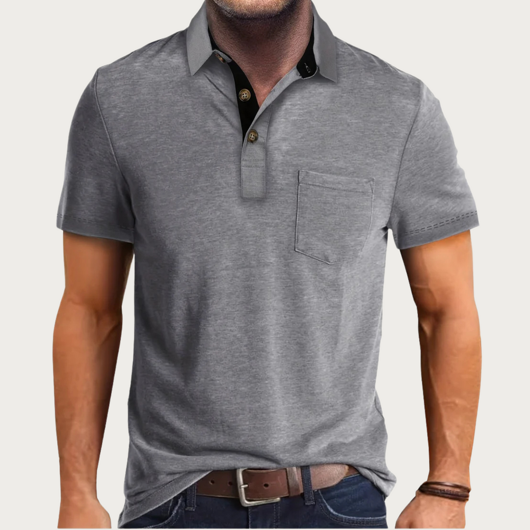 Dichtbij foto van klassiek heren poloshirt met borstzak. Comfortabele top, perfect voor een stijlvolle casual look.