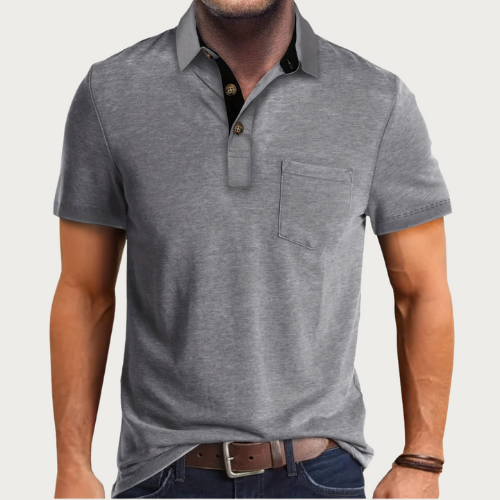 Dichtbij foto van klassiek heren poloshirt met borstzak. Comfortabele top, perfect voor een stijlvolle casual look.