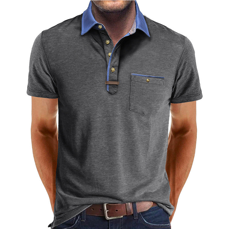 Heren polo met opvallende contrasterende kraag, korte mouw en praktische borstzak. Comfortabel en stijlvol.
