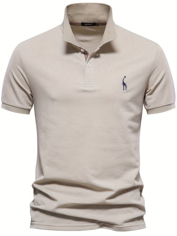 Volledige weergave van een stijlvolle herenpolo met korte mouwen en opvallend giraf borduursel. Modieuze herenkleding.