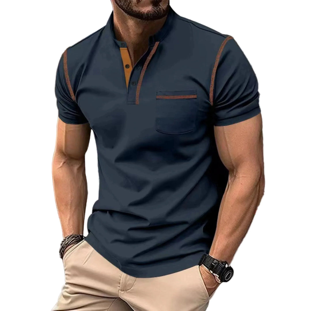 Trendy slim fit heren polo met korte mouw en opstaande kraag, ideaal voor een smart-casual look.