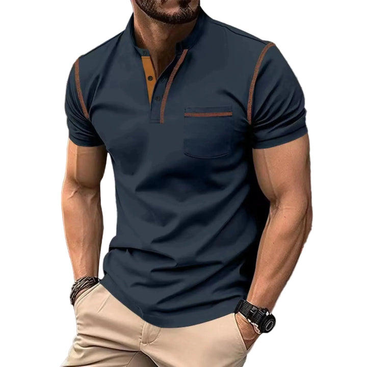 Trendy slim fit heren polo met korte mouw en opstaande kraag, ideaal voor een smart-casual look.