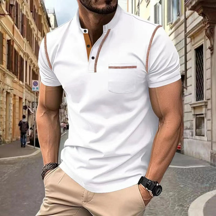 Zomerse heren polo met opstaande kraag, korte mouw en contrastdetails, een frisse aanvulling op je garderobe.