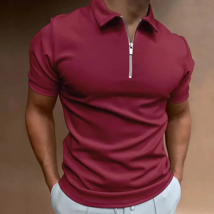 Zomerse heren polo met halve ritssluiting, korte mouwen en polokraag. Modieuze bovenkleding voor heren.