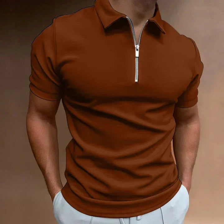Herenmode polo met korte mouw, kenmerkende halve rits en polokraag. Comfortabel en veelzijdig voor casual gebruik.