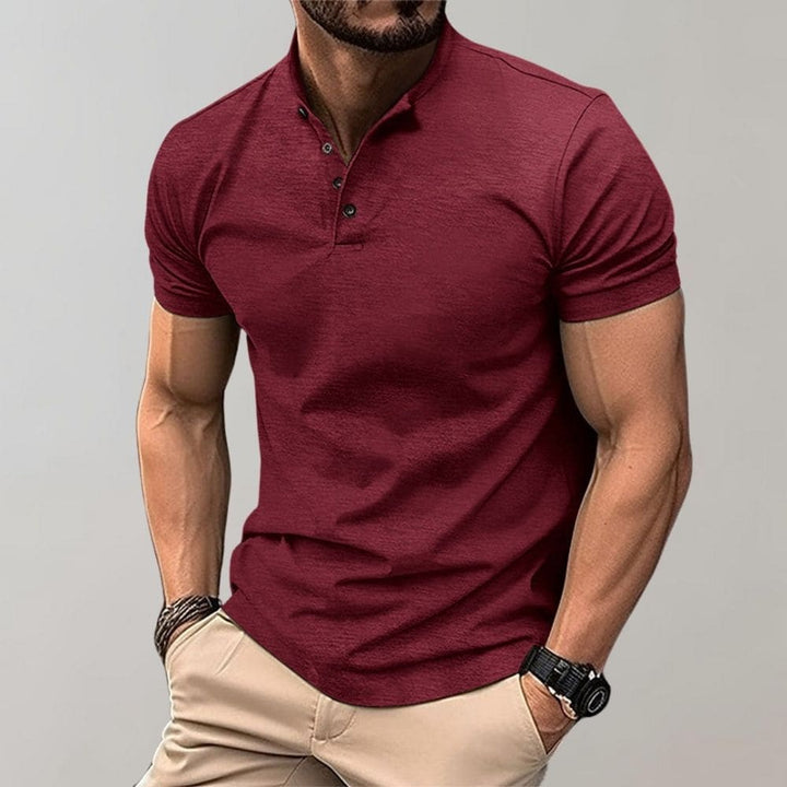 Klassieke rode heren polo met korte mouw, trendy staande kraag en knoopjes, perfect voor zomerse dagen.