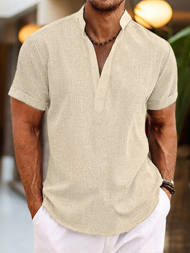 Close-up van de elegante V-hals en zachte stof van dit comfortabele heren polo shirt met korte mouw.