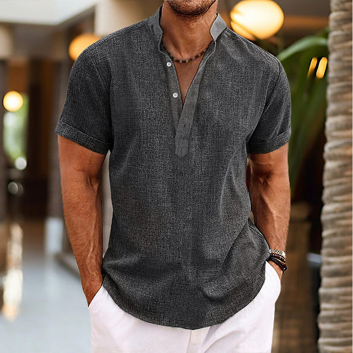 Heren V-hals polo shirt met korte mouw en regular fit. Modern en comfortabel voor een stijlvolle casual look.