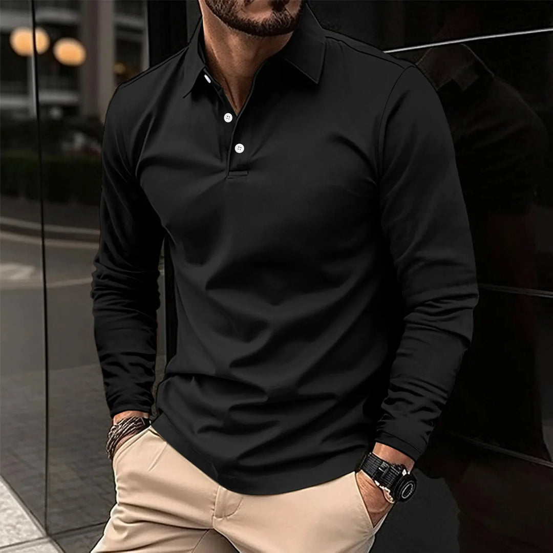 Heren slim fit polo met lange mouwen en een kenmerkende klassieke polokraag; tijdloze herenmode.