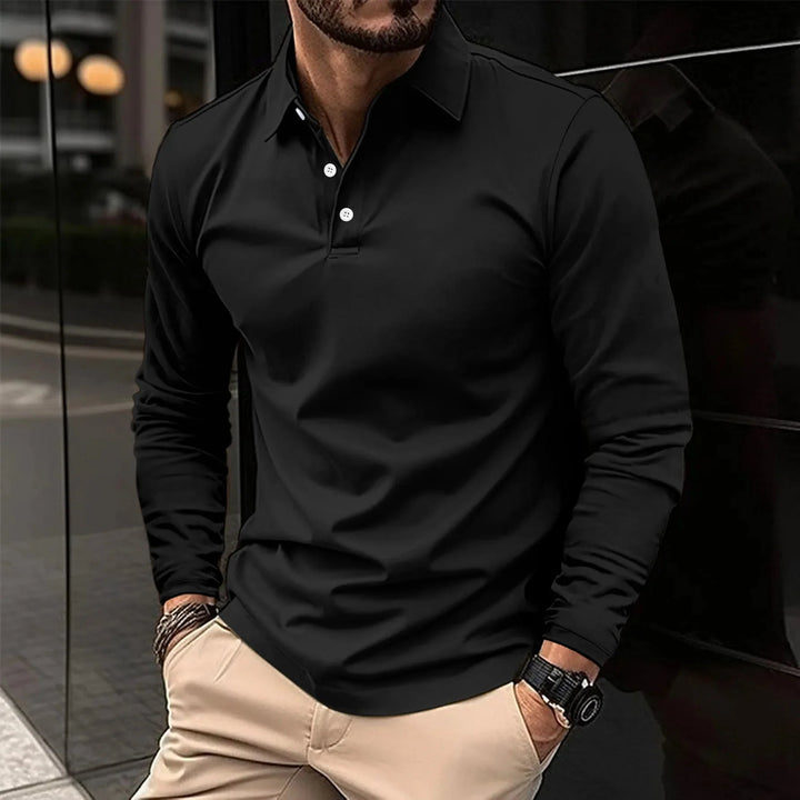 Heren slim fit polo met lange mouwen en een kenmerkende klassieke polokraag; tijdloze herenmode.