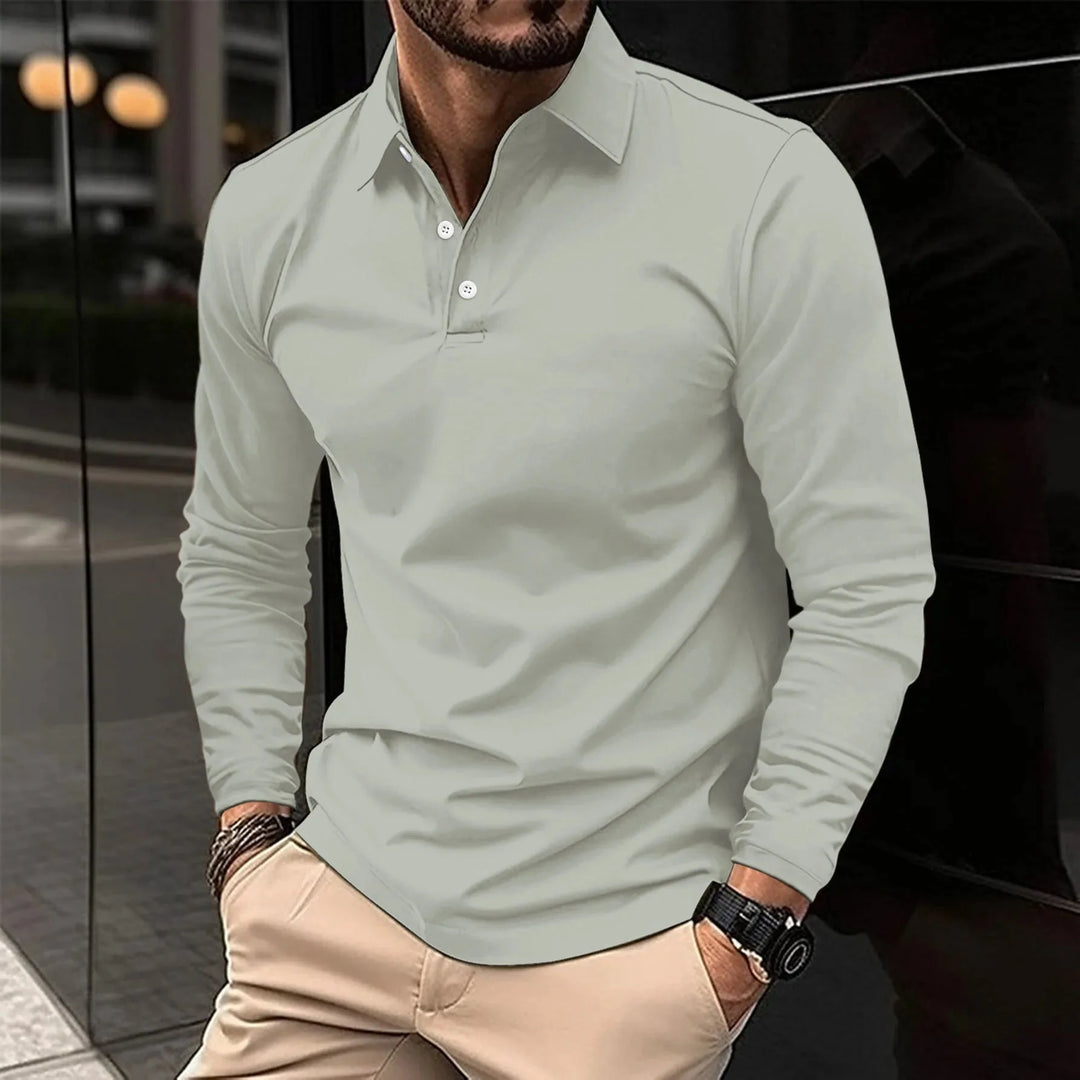 Man draagt een moderne slim fit heren polo met lange mouwen; stijlvolle en comfortabele bovenkleding.
