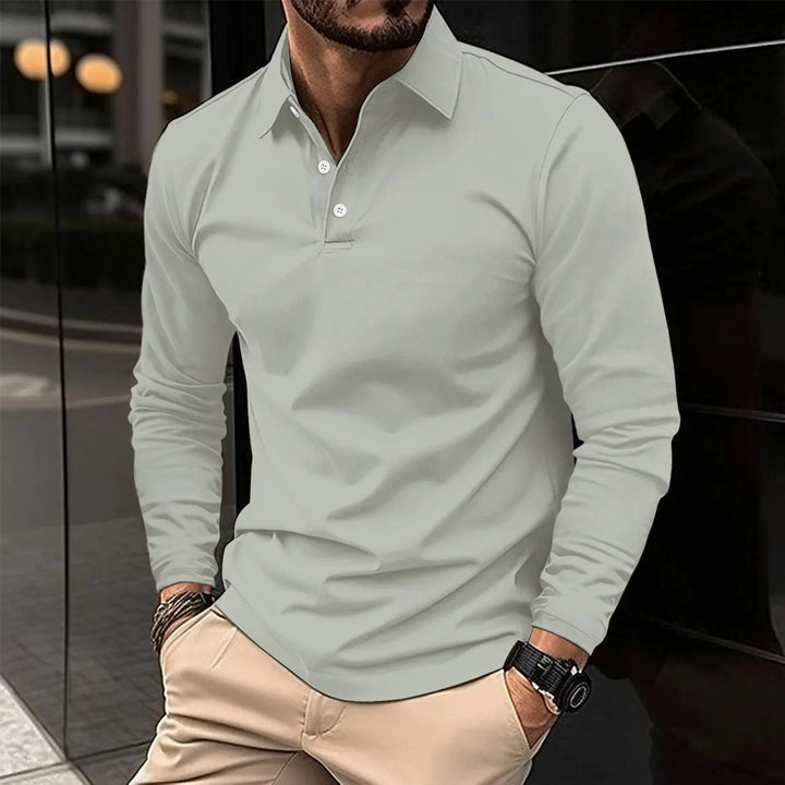 Man draagt een moderne slim fit heren polo met lange mouwen; stijlvolle en comfortabele bovenkleding.
