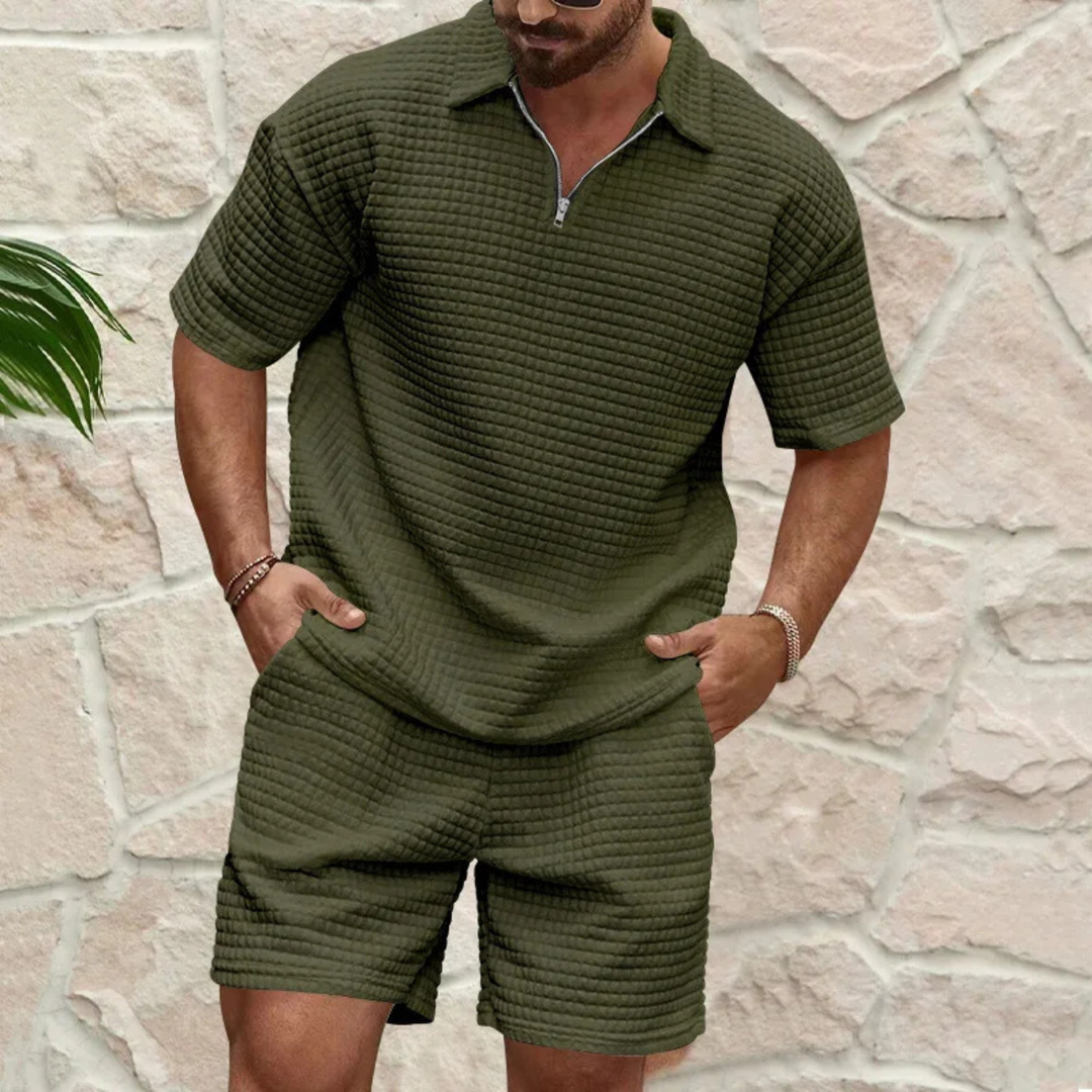 Stijlvolle heren co-ord set met ritskraag polo en bijpassende shorts. Perfecte outfit voor zomerse momenten.