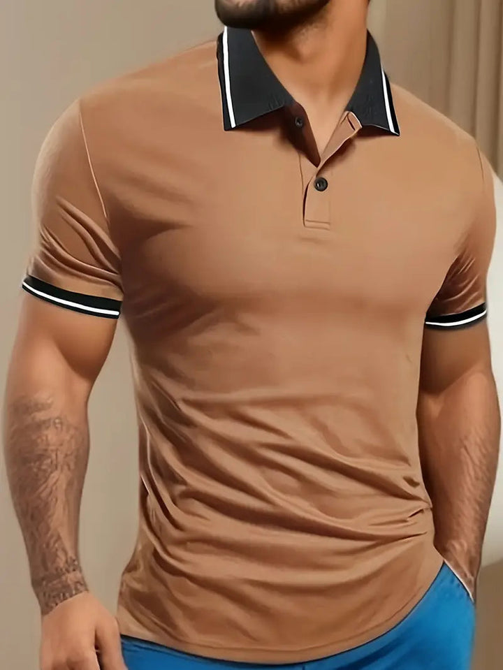 Close-up van de kraag en contrasterende bies op dit stijlvolle heren polo shirt met korte mouw.