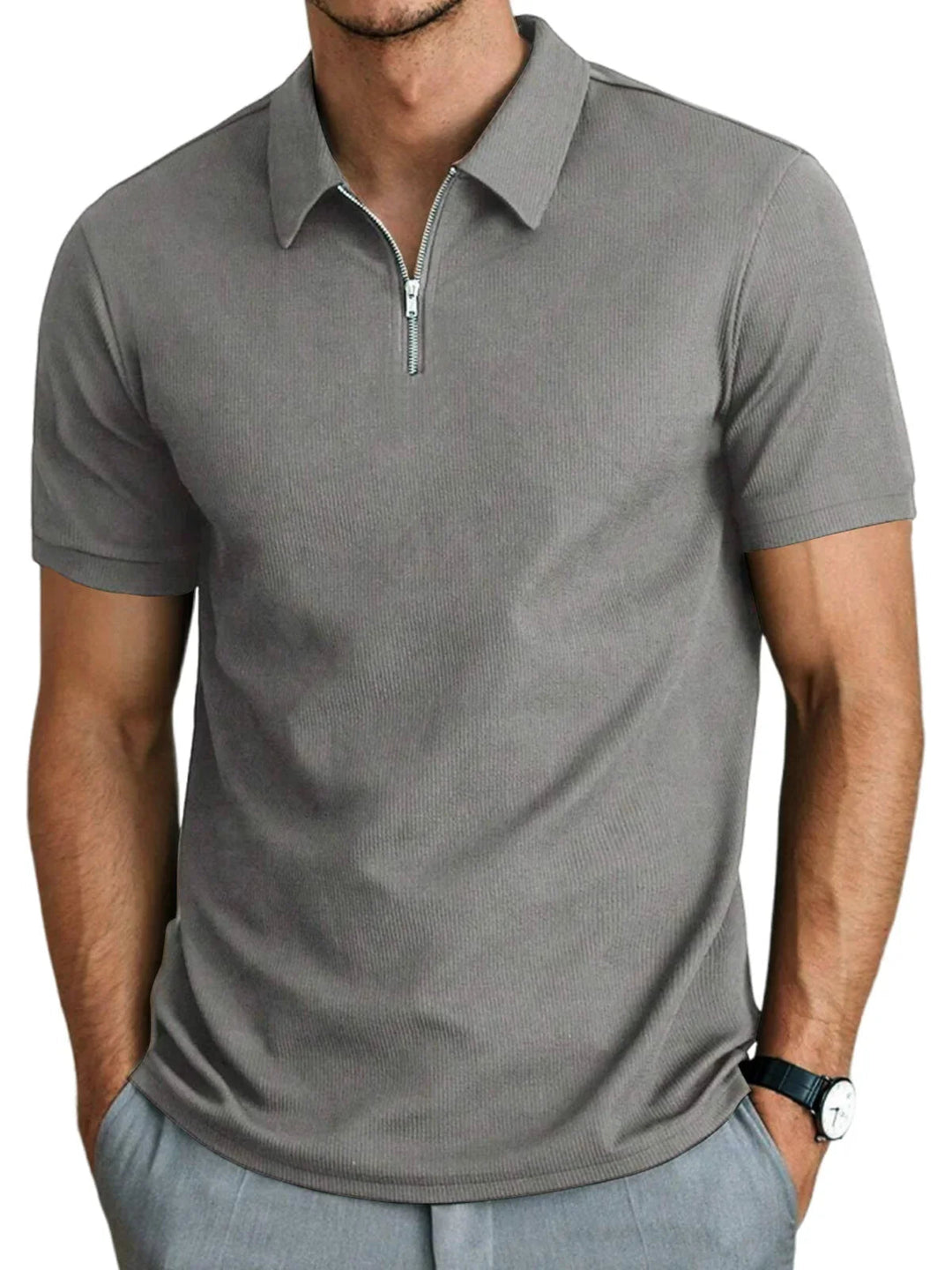 Stijlvolle herenmode: casual poloshirt met korte mouwen en rits, perfect voor een trendy zomerlook.