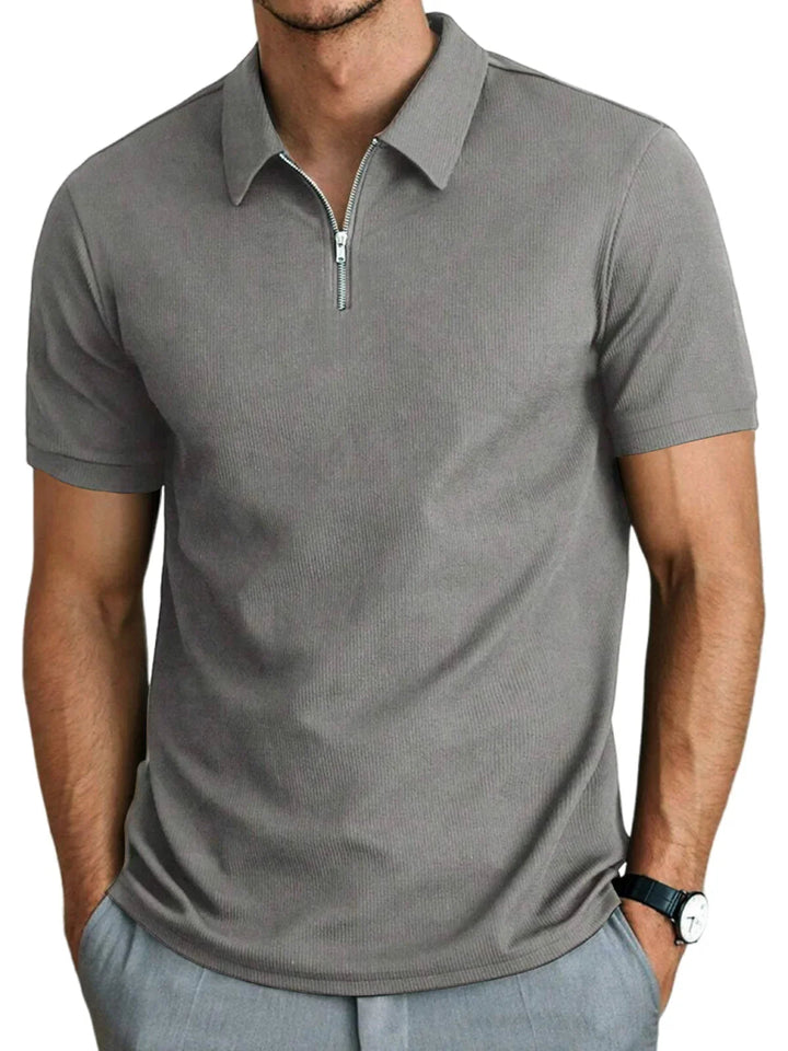 Stijlvolle herenmode: casual poloshirt met korte mouwen en rits, perfect voor een trendy zomerlook.