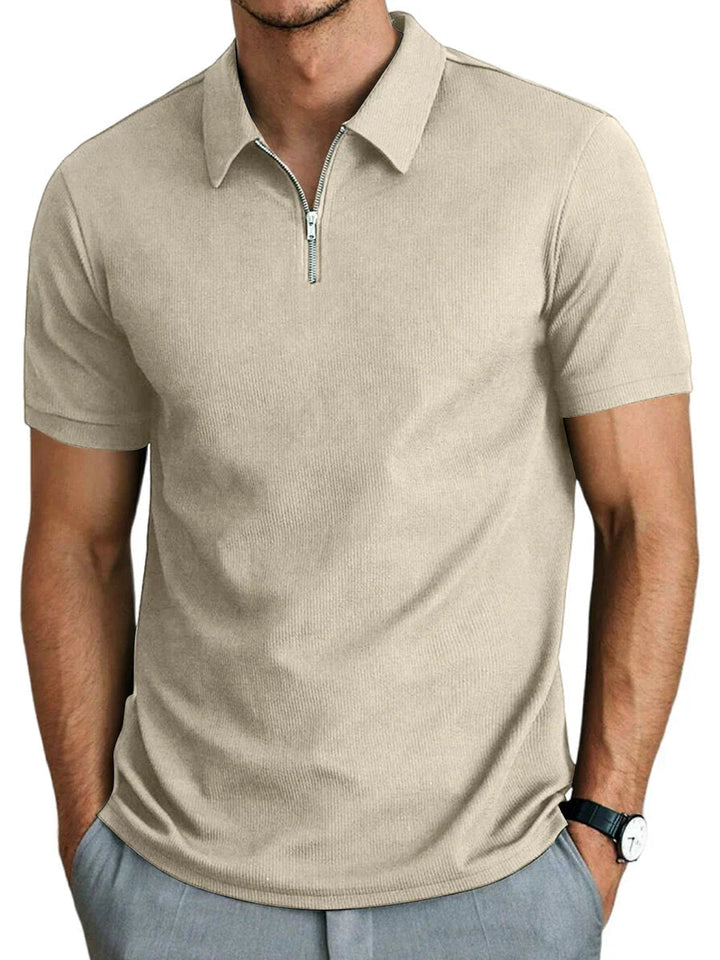 Comfortabel herenpoloshirt met ribstructuur, korte mouwen en praktische rits. Ideaal voor vrije tijd en herenmode.