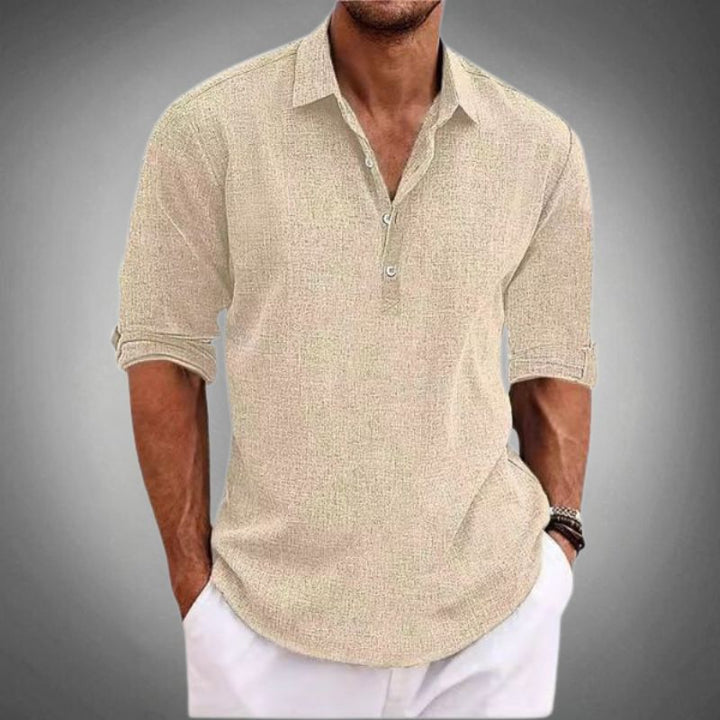 Detailweergave van heren poloshirt: stijlvol knoopplacket en omgeslagen korte mouwen voor een relaxte look.