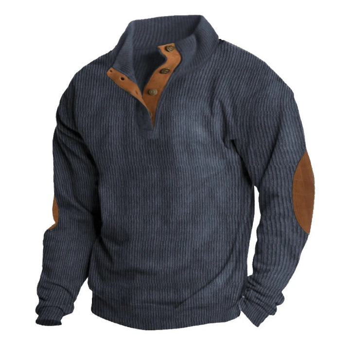 Close-up van de ribgebreide textuur van een casual heren trui. Kwartsluiting pullover voor herfst.