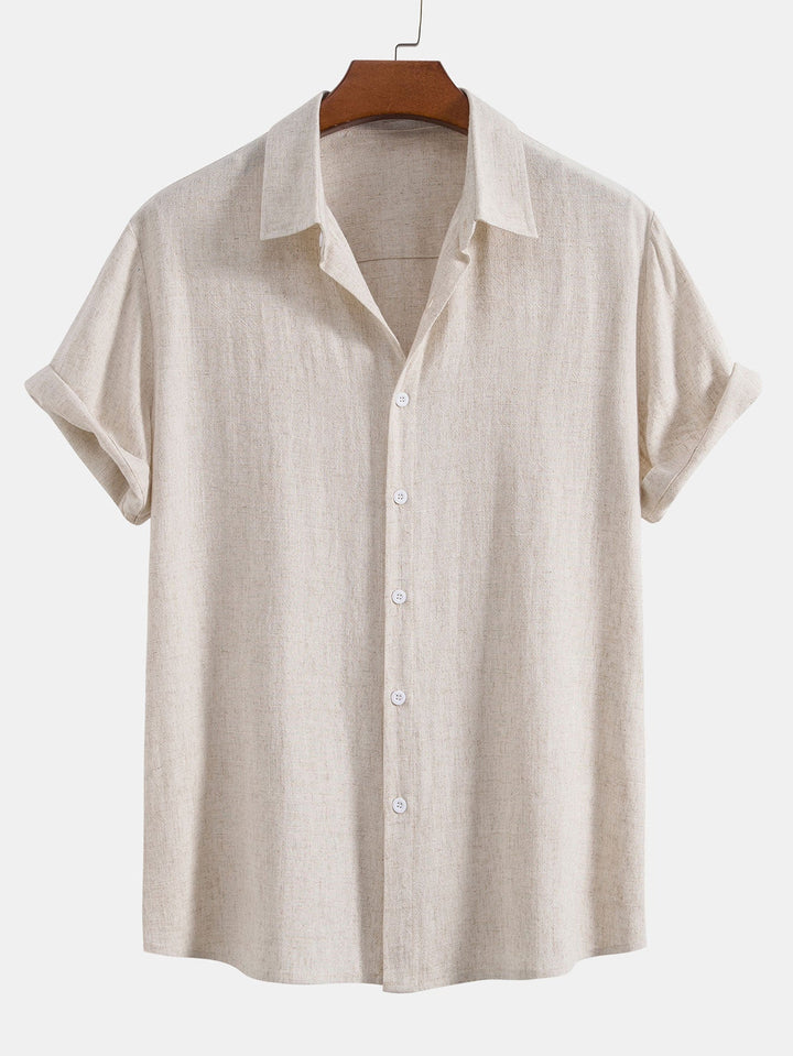 Klassiek heren shirt met korte mouw en losse fit. Essentieel casual kledingstuk voor mannen.
