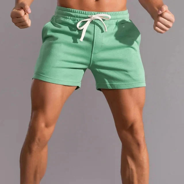 Heren sport shorts in een moderne pasvorm, met functionele steekzakken en flexibele elastische taille.