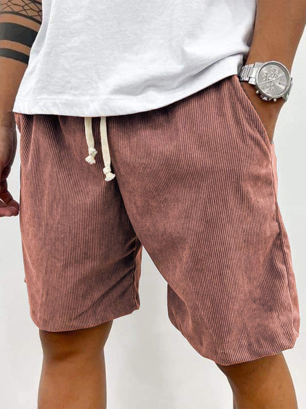 Opgevouwen herenshorts met trekkoord en ribbeltextuur, relaxed fit. Klaar voor je comfortabele zomerse vrijetijdskleding.