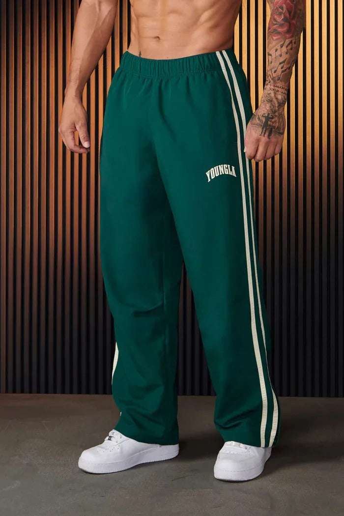 Comfortabele heren trainingsbroek, zwart met dubbele strepen, ideaal voor fitness en athleisure.