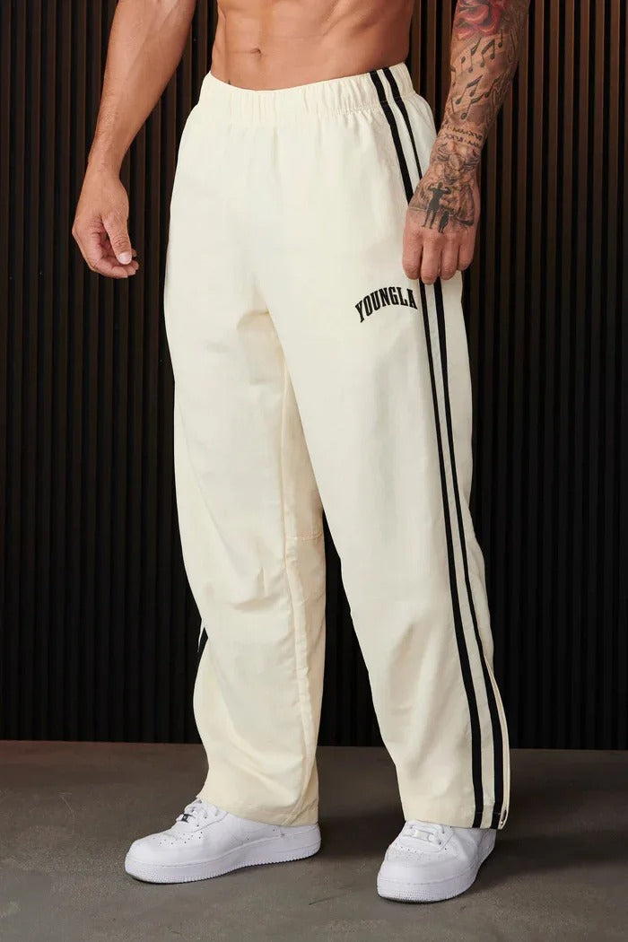 Flexibele heren sportkleding: zwarte broek met dubbele streep, ontworpen voor optimale bewegingsvrijheid.