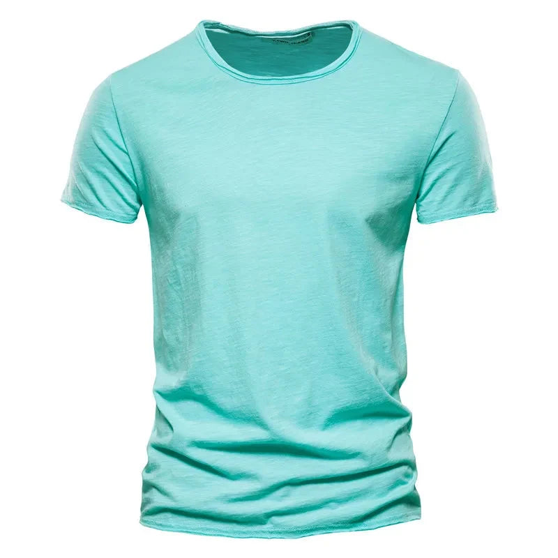 Stapel kleurrijke heren T-shirts, allen met korte mouw, ronde hals en regular fit. Effen basics. [[lstfy-media:10]]