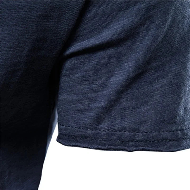Heren T-shirt met korte mouw en ronde hals op een mannequin. Regular fit, representatief en comfortabel. [[lstfy-media:17]]