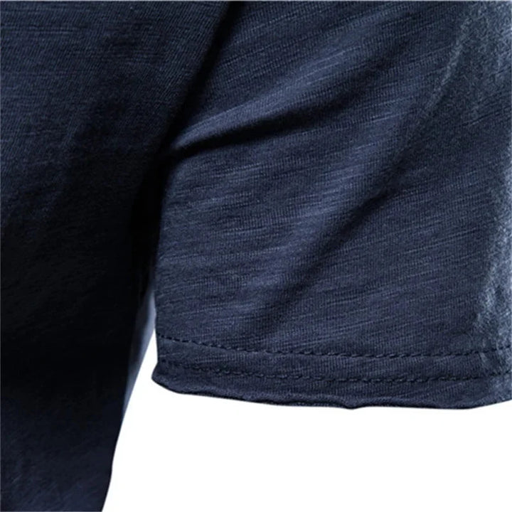 Heren T-shirt met korte mouw en ronde hals op een mannequin. Regular fit, representatief en comfortabel. [[lstfy-media:17]]