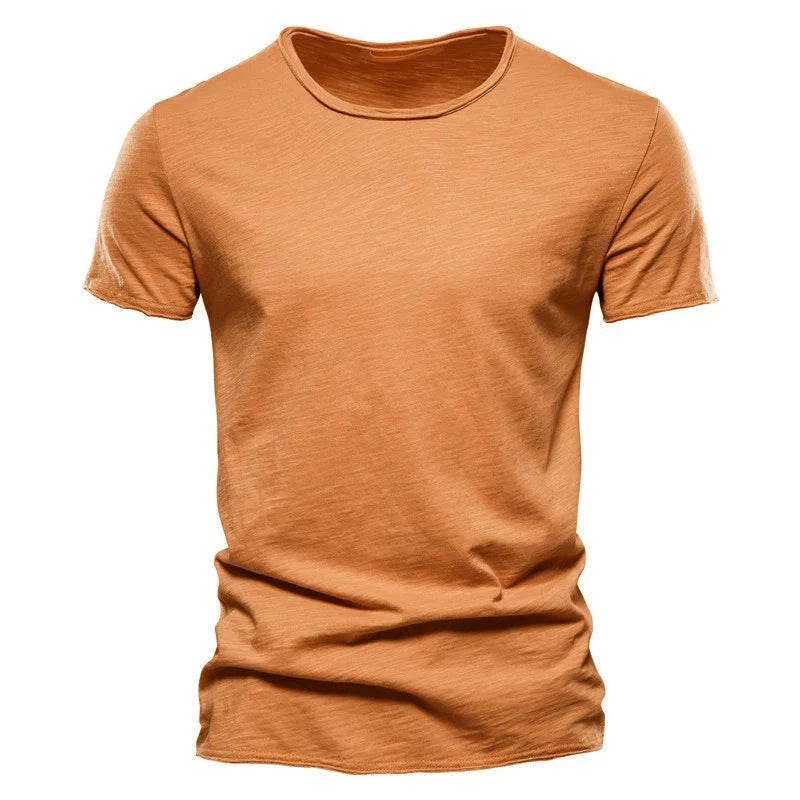 Detail van een comfortabel heren T-shirt, ronde hals en korte mouw. Zachte stof en regular fit. [[lstfy-media:5]]