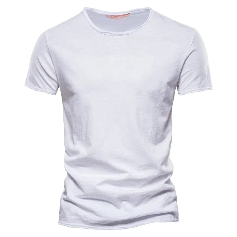 Opgevouwen blauw heren T-shirt, korte mouw, ronde hals. Essentiële basic voor de garderobe van mannen. [[lstfy-media:6]]