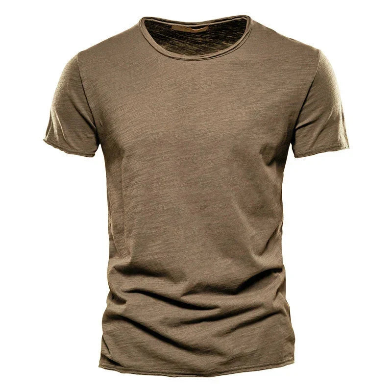 Model draagt een klassiek wit heren T-shirt, ronde hals en korte mouw. Regular fit voor een ontspannen uitstraling. [[lstfy-media:7]]