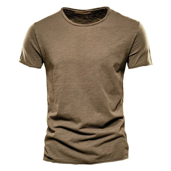 Model draagt een klassiek wit heren T-shirt, ronde hals en korte mouw. Regular fit voor een ontspannen uitstraling. [[lstfy-media:7]]