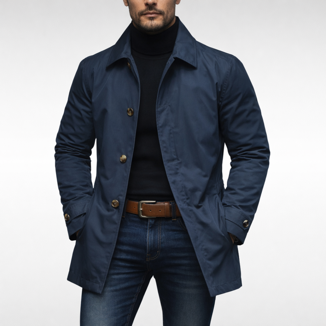 Achteraanzicht van de slim fit heren trenchcoat, toont de stijlvolle snit en pasvorm.