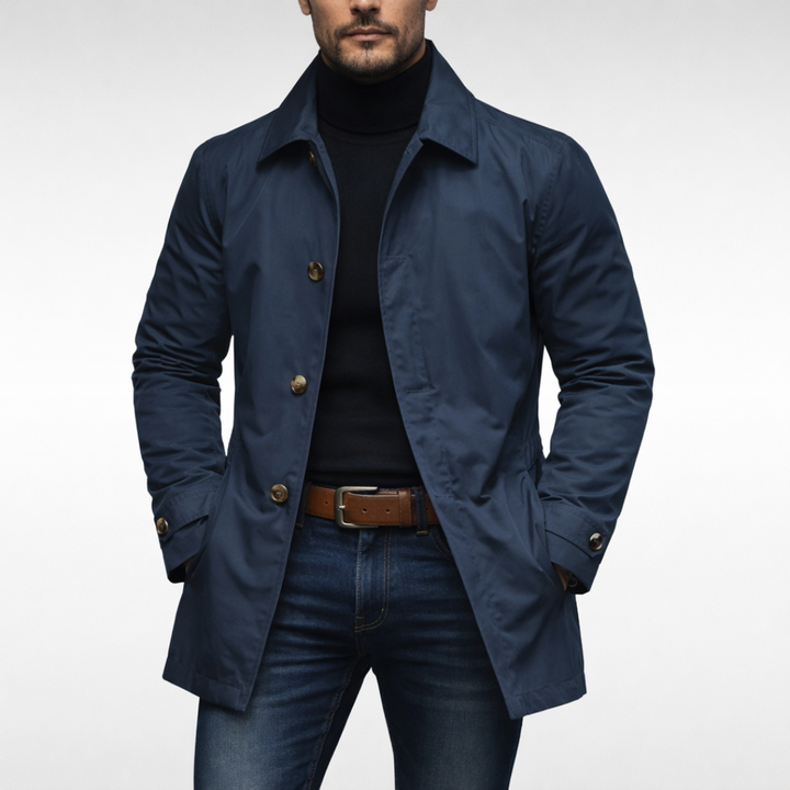 Achteraanzicht van de slim fit heren trenchcoat, toont de stijlvolle snit en pasvorm.
