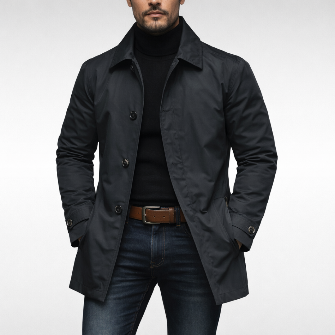 Man loopt in een lange heren trenchcoat, combineert functionaliteit met stijlvolle outerwear.