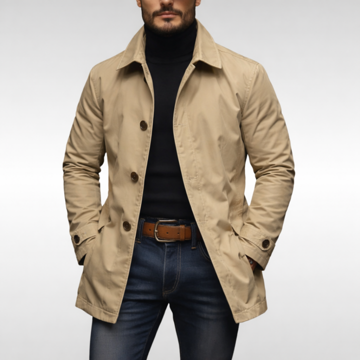 Deze veelzijdige heren trenchcoat is een perfecte aanvulling op elke garderobe, voor elk seizoen.