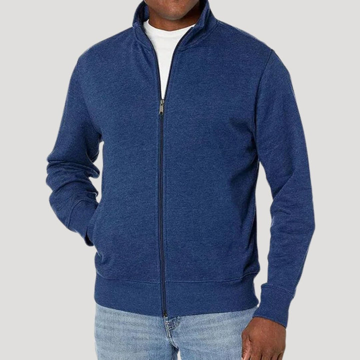Man draagt modieuze heren tussenjas, perfect voor lente en herfst. Casual mode met moderne pasvorm.