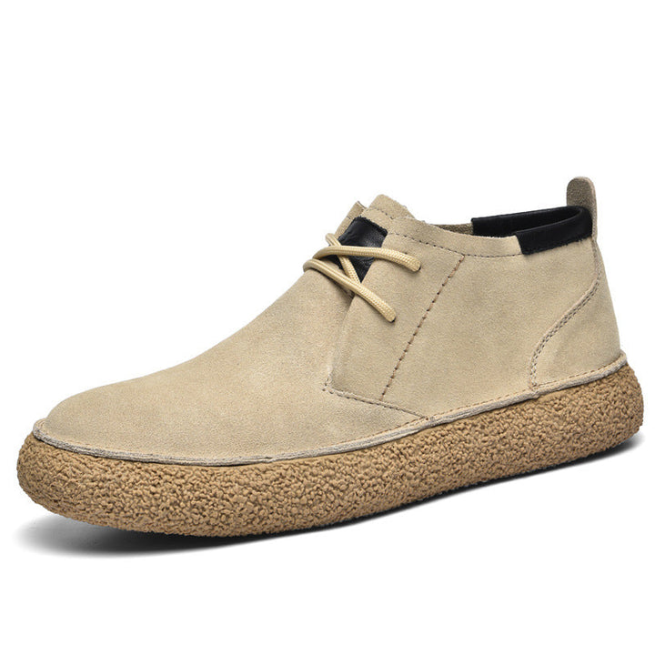 Detail van comfortabele grijze heren chukka boots: stevige zool en klassieke veterafwerking.