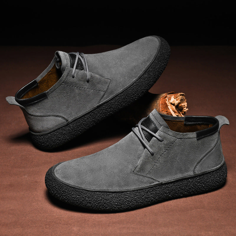 Model draagt comfortabele bruine heren chukka boots, ideaal voor een relaxte dagelijkse casual look.