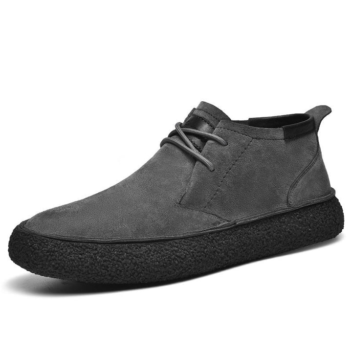 Veelzijdige beige heren chukka boots. Comfortabele casual laarzen, perfect te combineren met diverse outfits.