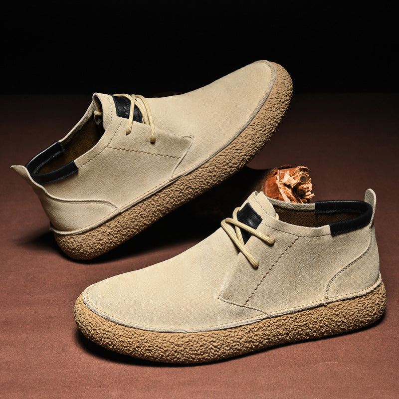 Paar klassieke zwarte heren chukka boots. Comfortabele veterlaarzen voor een tijdloze, casual stijl.