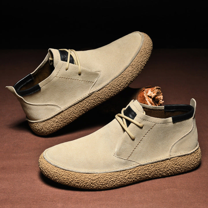 Paar klassieke zwarte heren chukka boots. Comfortabele veterlaarzen voor een tijdloze, casual stijl.