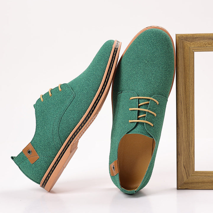 Glanzende leren heren veterschoenen met een slank design, voor een verfijnde en elegante uitstraling.