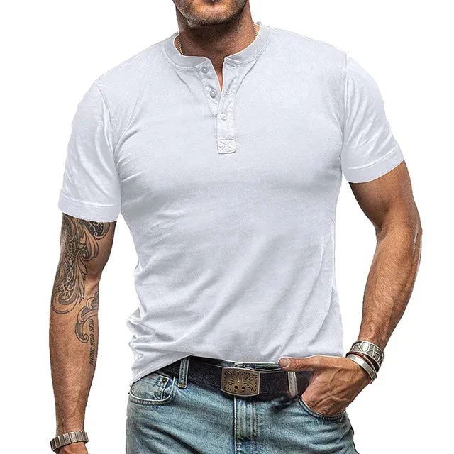 Modern heren Henley T-shirt, verkrijgbaar in diverse kleuren, essentieel voor lente- en zomerstijl.