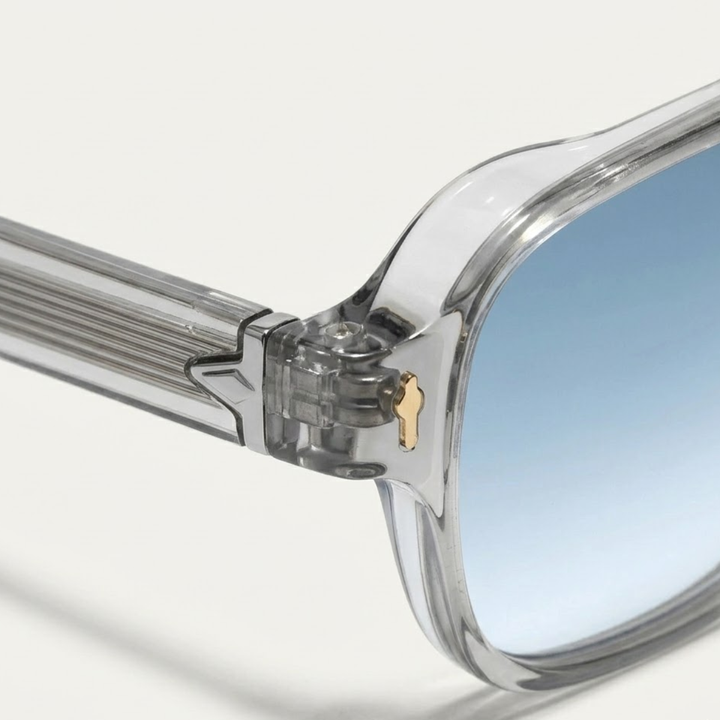 Helder transparant montuur heren aviator zonnebril, UV400, tijdloze stijl en comfort.